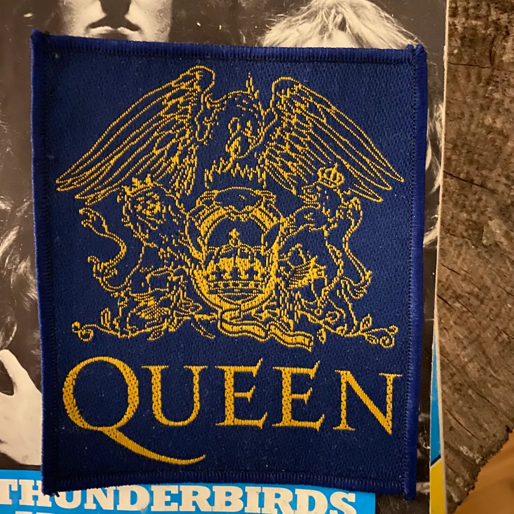 Två stycken ”patches” med Queen och Guns n Roses. Kan sys på kläder eller accessoarer🙌 Storlek Queen: 10*8.5, storlek GnR: 10*10. Säljer en för 25kr eller båda för 40💕 Queen är såld🌹. Accessoarer.
