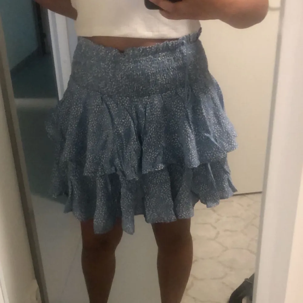 💙Jag säljer min fina kjol från Ullared💙 har använt några fåtal gånger under sommaren, men den ser helt nu ut. Storleken är S men den är väldigt elastisk runt magen😋 HÄGSTA BUD: 160kr. Kjolar.