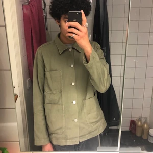 Weekday Jacka - Weekday skjortjacka i ett väldigt fint skick. Perfekt för lite varmare tider. Finns inga defekter. Storlek M men sitter som M-L. Möts i Malmö och tar Swish. Står ej för frakt! (: