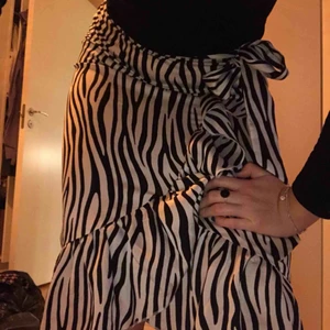  - Omlottkjol med zerbamönster i satin liknande material. Det finns dragkedja för att knäppa den och sedan ett snöre som man kan knyta. Inga defekter och har endast används ett fåtal gånger. Köparen står för frakten ⚡️