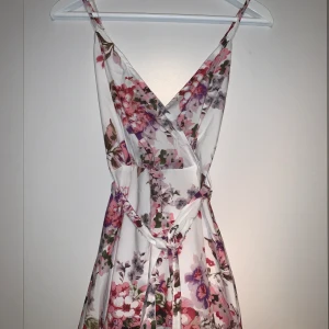 Jumpsuit strl 34 - Jumpsuit i strl 34 från JFR. Helt oanvänd.