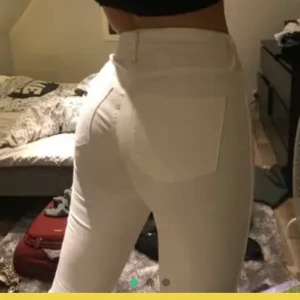 Säljer - Vita skit snygga jeans från Nelly sänker nu priset till ENDAST 120kr ink fralt då jag bara vill bli av med dem då dem tr massa platts. Passar xs/s