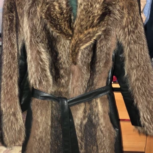 Storleken är 38 - Säljer min päls jacka , har använd den ett par gånger , den har lite fel på armarna men den kan fixas hemma. Och det är äkta päls.