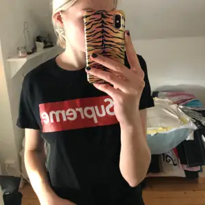 Fake supreme t-shirt. Strl M, men passar mig som har XS-S. Köpte för 300kr, säljer för 80kr.