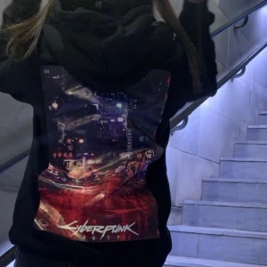 Cyperpunk hoodie - Trycker egna kläder. Denna hoodien är för både killar och tjejer. Storleken är M herr men passar även dem med xs och s. Följ min insta tigrenior för mer information. Fraktar runt hela Sverige 