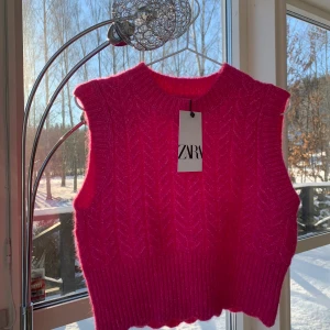 Väst - Världens finaste trendiga väst i härlig rosa färg! Går att matcha till allt och piffar upp varje outfit! SLUTSÅLD men eftertraktad!! 250kr eller bud❤️