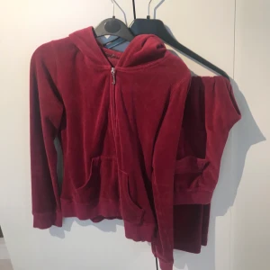 Juicy Couture set - Säljer detta vinröda set från juicy couture, kan inte garantera äktheten då jag inte har kvitto på de eftersom att jag har fått settet. därav priset. byxorna är utsvängda och har fickor där bak, inga snören💗