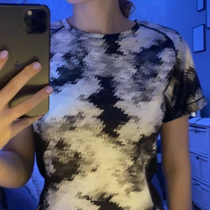 Svart vit träningströja från PUMA - Luftigt matrial, Blir inte alls varmt. 