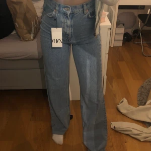 Zara jeans - 90’s full length jeans från zara i färgen serenity blue. Helt slusålda i storlek 36! Aldrig använda endast testade. Kollar intresset, så buda från 230 kr! (Säljer endast vid bra bud då jag inte vet om ja vill behålla)