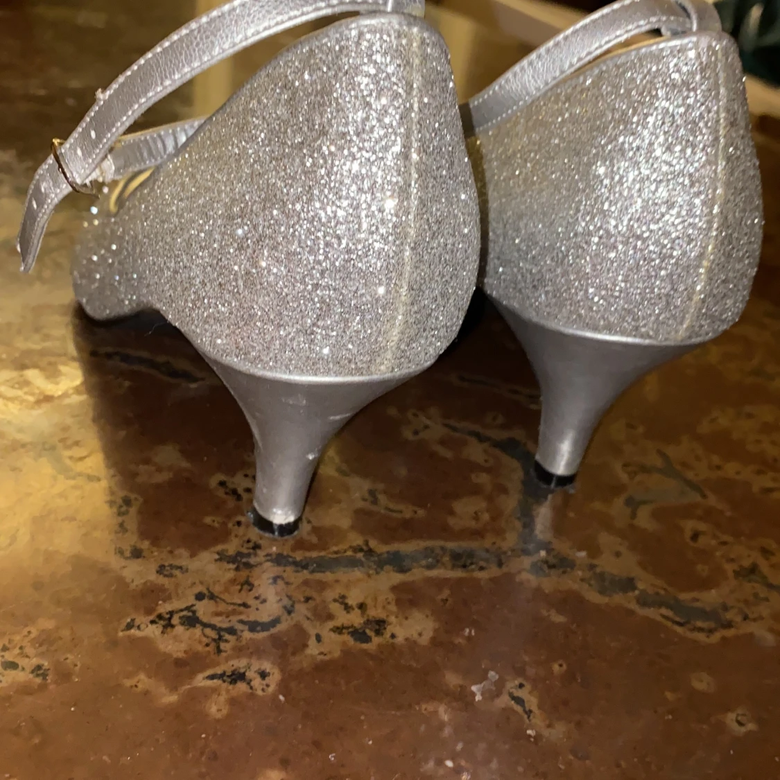 Ett par silver glittriga högklackade skor - 90