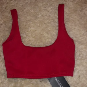 Röd topp - Röd sommartopp, aldrig använd pga för liten