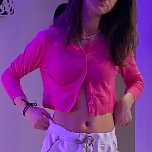 Supersöt Kofta!! 💓 - Supersöt kofta i bomull köpt på second hand för 190kr! Säljer för att jag inte hunnit använda i somras tyvärr!! Fint skick och knappt använd!💘 DM för frågor/fler bilder i vanlig ordning! Kram <3