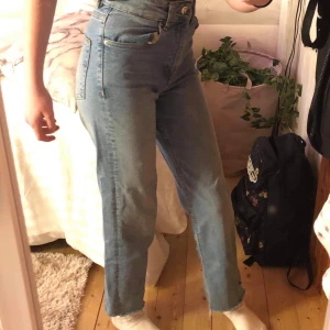 Blå Mom Jeans Straight Fit - Ett par jättesnygga ”basic” Jeans från H&M🤎 Använd några gånger men annars i bra skick! (Inga hål eller fläckar eller märken) 