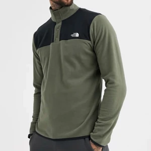 The north face fleece - Köpt denna fleece kofta från the north face men den har tyvärr inte kommit till använding då den är för stor!! Storlek: L men passar XL-XS beroende på hur man vill att den ska sitta:)  Kan mötas upp och fraktas ( köparen står för frakten) priset kan diskuteras 