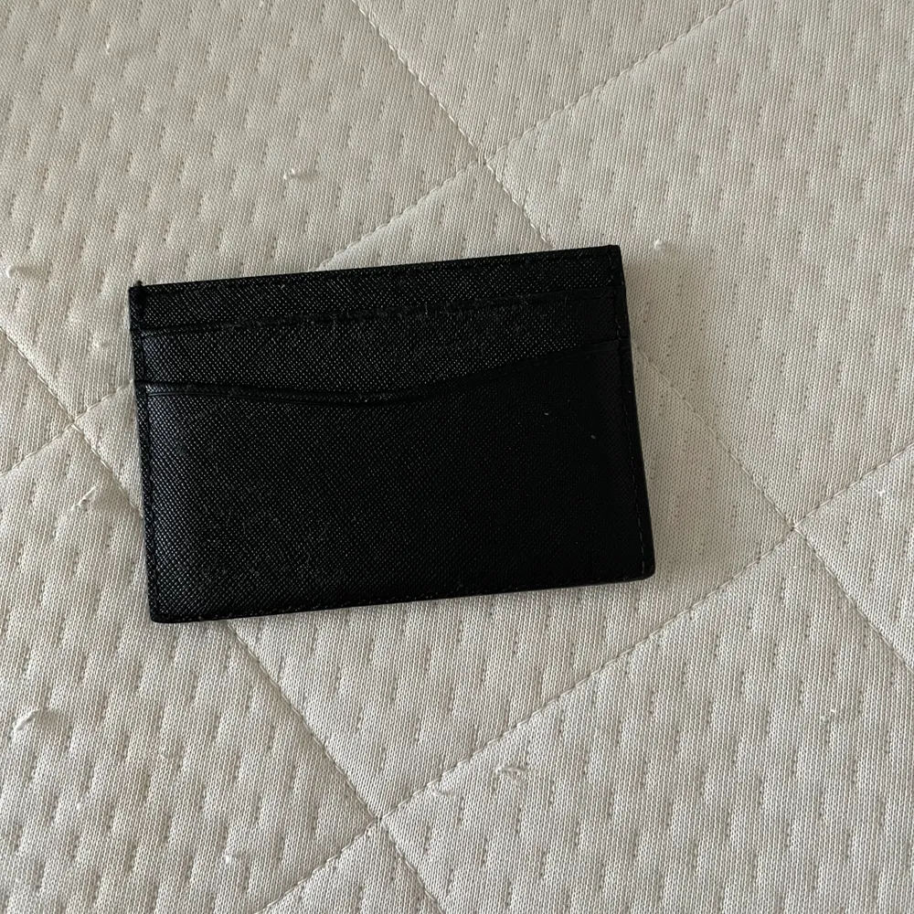 En ideal of sweden plånbok, den har inga repor eller nått sånt, har byt plånbok och denna plånbok är verkligen bra och kompakt. Accessoarer.