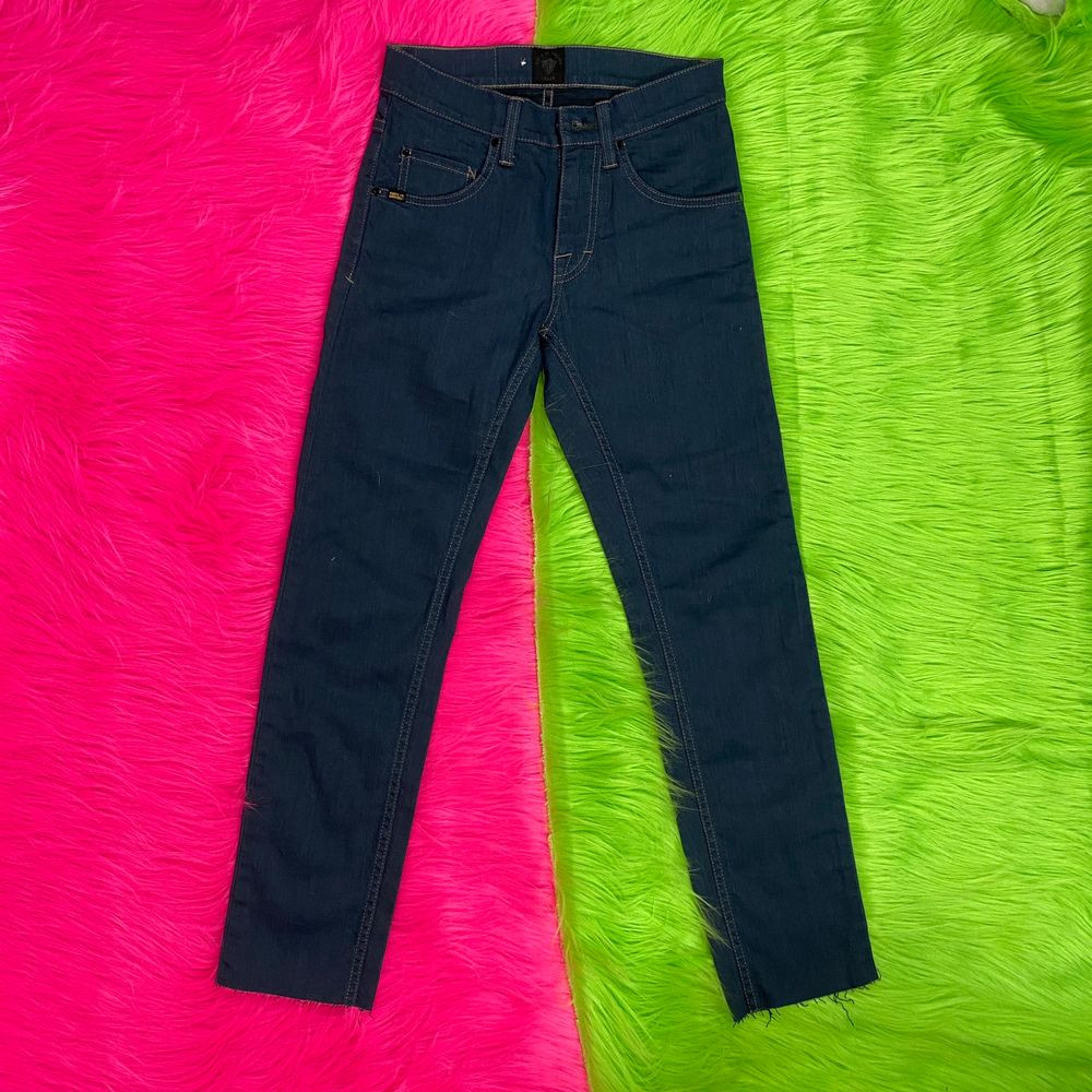 Supersnygga mörkblåa jeans från Tiger Of Sweden i nyskick. Försmå för mig. Modellen heter Style Iggy. Storlek 27/32. Mått rakt över midja 34cm. Innerbenslängd 73cm. SafePay knappen är aktiverad så det går att köpa direkt utan att behöva meddela! Tar annars swish! (Safepay tar 10% av betalningen och spårbar frakt på 66kr är inräknad i priset) Skriv gärna om du har eventuella frågor!. Jeans & Byxor.