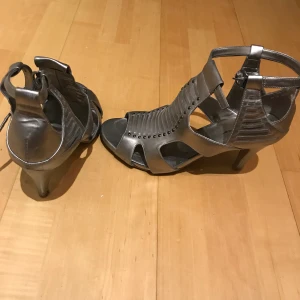 Högklackade skor - Guldiga högklackade skor från Depeche - storlek 41. Kan skickas på posten men köparen står för frakt!