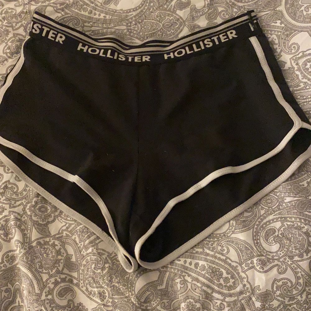 Hollister shorts fina och väldigt löna . Shorts.