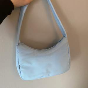 En jättefin ljusblå handväska, ny inköpt från ginatricot. Helt oanvänd som passar jättebra nu till våren. Säljer pågrund av att den inte kommer till användning. Nypris: 250kr och jag säljer den för 150kr ink frakt