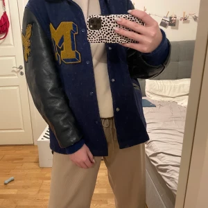 Varsityjacka - Säljer min jacka som är köpt här på plick. Säljer då den it riktigt är min stil. Använd 2 ggr. Jag är 175 och den är sitter lite oversize på mig. Köpt för 520 men säljer för 350
