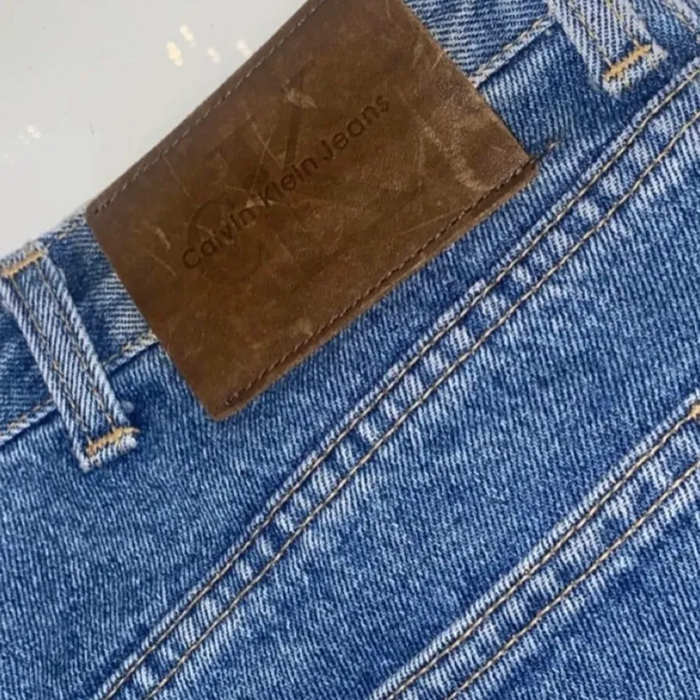 calvin klein mom jeans (Slutsålda vad jag vet) köpta för 1299kr säljer för 80kr +frakt direkt hem till brevlådan. säljer pga för små och använda 1gång satt i mycket fint skick. strl 38/40 passar som M/L och 165cm - 173cm . Jeans & Byxor.