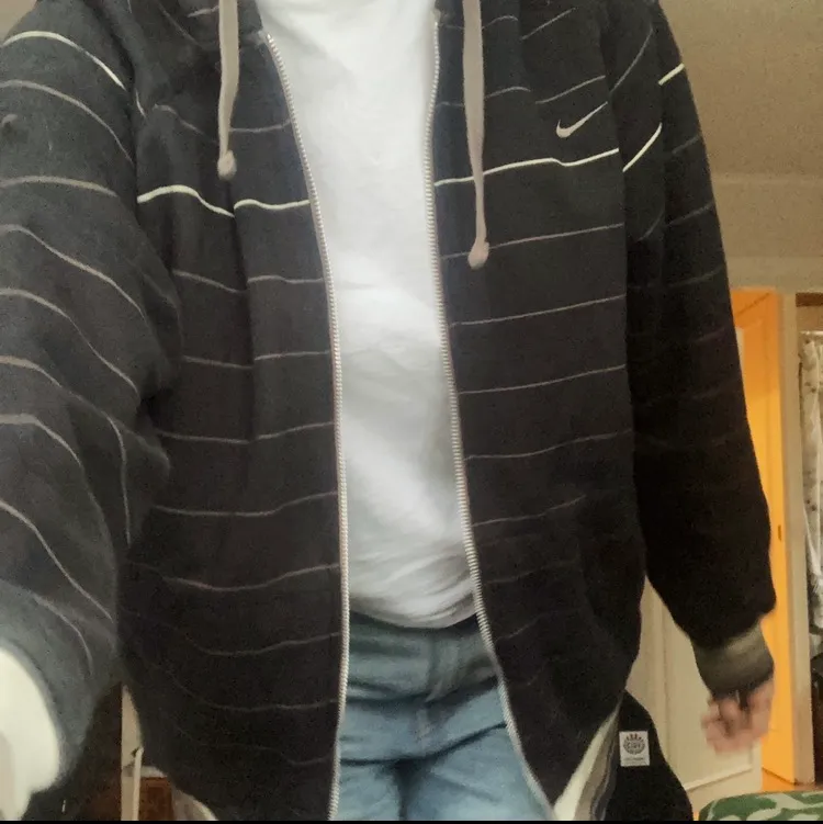 vintage svart och brun randig zip hoodie från nike :) sitter snyggt oversized! . Hoodies.