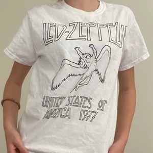 Jätte cool Led Zeppelin t-shirt! - Jätte snygg topp med Led Zeppelin text på den! Messa innan du köper!