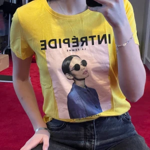 Cool gul t-shirt  - En snygg gul tröja med coolt tryck! Från only, storlek L! 