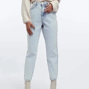 Mom jeans  - Mom jeans från Gina Tricot som är helt slutsålda på hemsidan. Använda 2-3 gånger och i jättefint skick! Frakt tillkommer men pris kan diskuteras vid snabb affär! Skriv gärna privat för fler bilder eller om ni har några frågor!(Sista bilden speglar färgen)