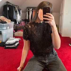 Cropped top i spets - Snygg svart spets top från zara. Storlek Large! 50kr!