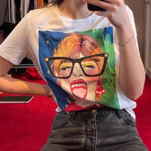 T-shirt från zara - T-shirt med snyggt tryck från zara! Storlek L. 