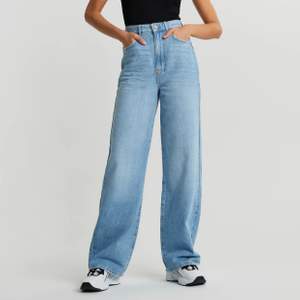 Säljer dom populära Idun wide jeans, st 34 och sitter väldigt snyggt, väldigt långa i benen, köparen står för frakt🖤🖤🖤 nypris:699 kr. (Pris kan diskuteras)
