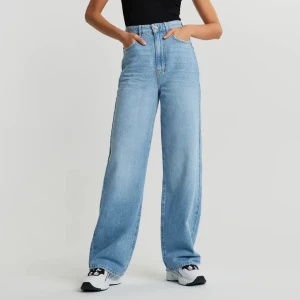 Idun Wide jeans - Säljer dom populära Idun wide jeans, st 34 och sitter väldigt snyggt, väldigt långa i benen, köparen står för frakt🖤🖤🖤 nypris:699 kr. (Pris kan diskuteras)