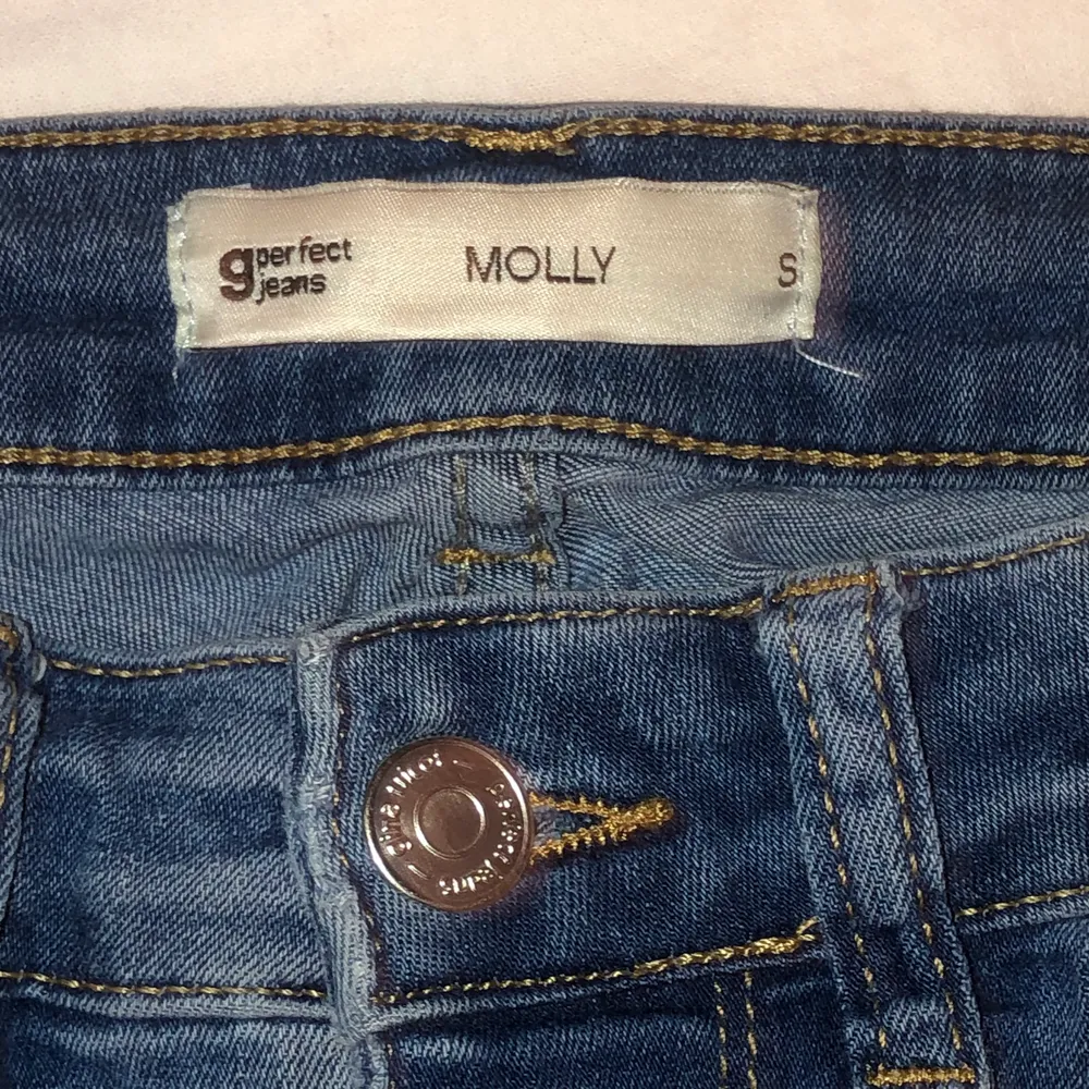 Blåa skinny jeans i modellen Molly från Gina, storlek S. Nästan helt oanvända. Säljes för 180 kr, gratis frakt.. Jeans & Byxor.