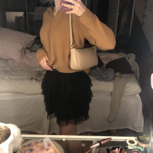 Baguett Väska🪐🤙🏽🤩 - Säljer denna super fina baguett väskan som jag köpte för 299kr! Passar till allt och rymmer väldigt mkt!! Har ett litet fack kan sicka bild🤎  SÄLJER KLÄNNINGEN PÅ ANDRA BILDEN!! Frakt tillkommer🤎🤙🏽 väskan är nästan helt oandvönd🤩🪐🤍