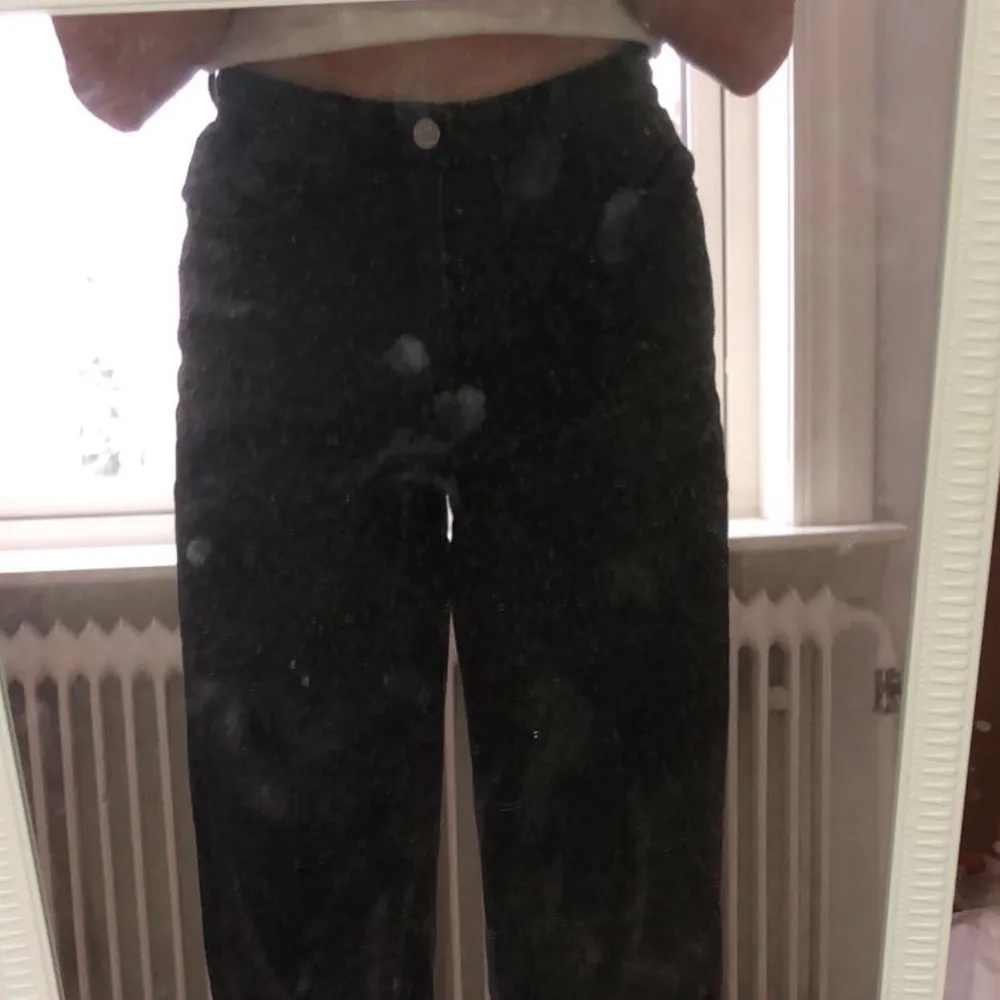Ett par svartgråa jeans som jag säljer för att jag inte använder längre. Dem är i bra skick! . Jeans & Byxor.