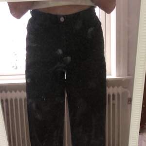 Ett par svartgråa jeans som jag säljer för att jag inte använder längre. Dem är i bra skick! 