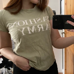 Ljusgrön GinaTricot T-shirt  - Jättefin Tisha från Ginatricot, skrynklig på bilden då den legat i garderoben. Fint skick och i fin ljusgrön färg. 