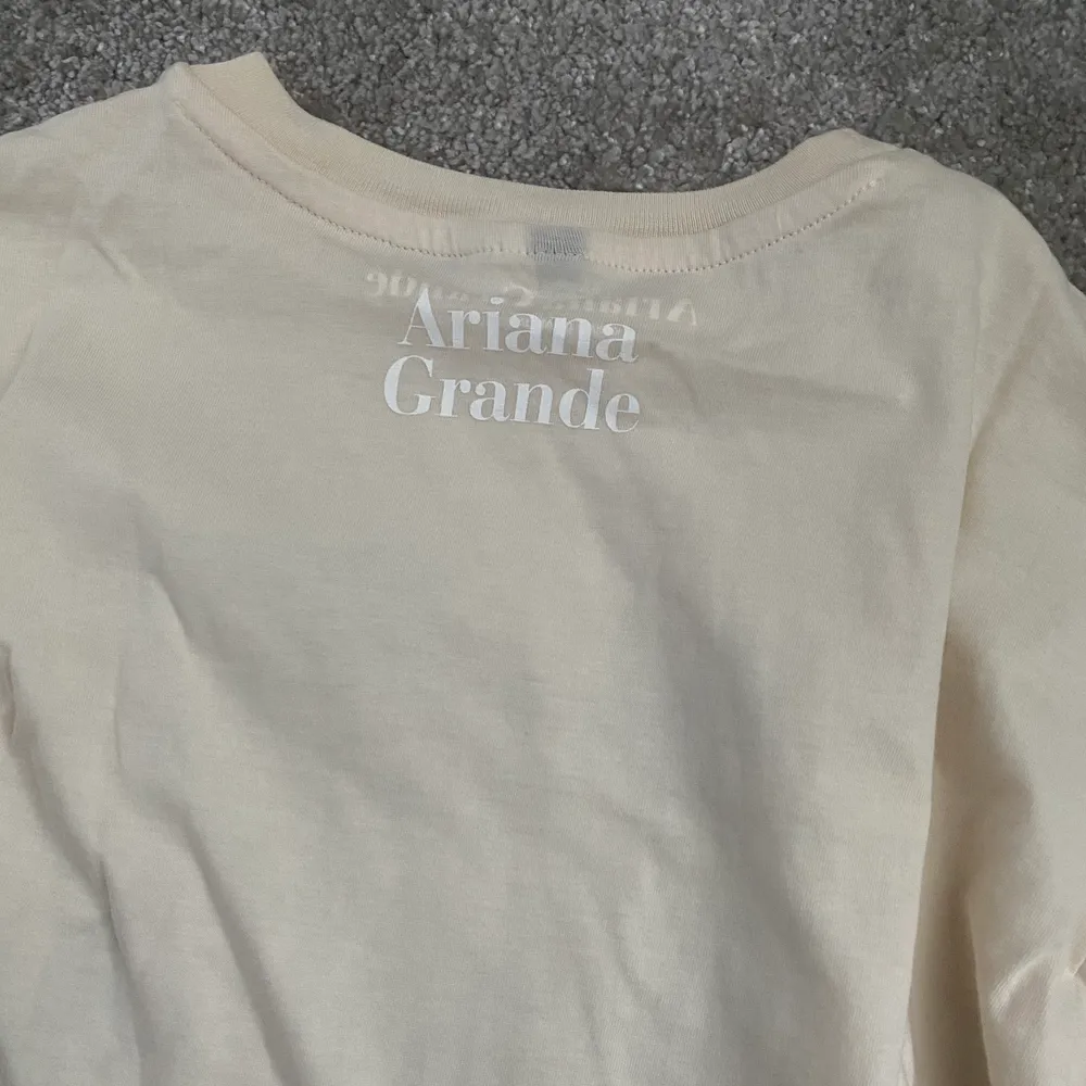 Säljer denna t-shirt från Ariana Grandes kollektion med HM. Använd fåtal gånger och är i väldigt bra skick! Strl XS men passar även S. 60kr +frakt✨. T-shirts.