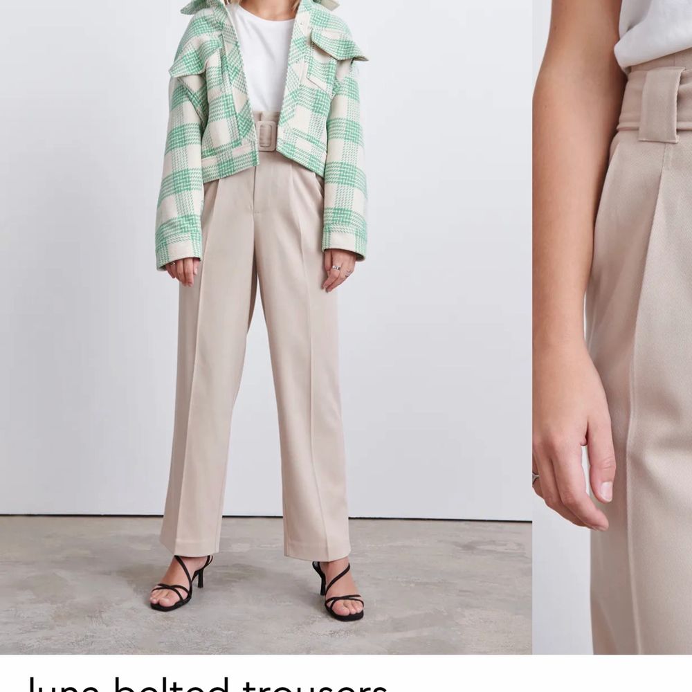 Ett par snygga byxor från Gina tricot som jag aldrig har andvänt. Dom sitter snyggt på och har ett bälte med som man kan ta av om man känner för det. Köpte för 599 kr och säljer den för 250 kr. Har storlek M men dom passade mig perfekt. . Jeans & Byxor.