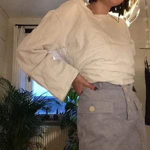 Kjol från and Otter stories - Jättefin ljusblå Manchester kjol från andetaget stories med pärlemor på knapparna. Andvänd två gånger då jag inte gillar hur den sitter på mig 