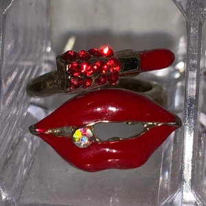 röd ring - jätte cool ring! Nypris 229kr, användt få tal gånger! Nyskick som ni ser på bilden, buda i komentarerna eller hör av er privat☺️ frakt 24kr🥰