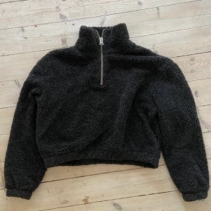 Zip up teddytröja weekday - Lite kortare mörkgrå Teddytröja med zip-up i halsen från weekday. Fint skick!👌 (frakt tillkommer)