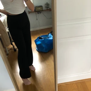 NA-KD byxor - Riktigt snygga byxor från NAKD. Storlek 36, sitter snyggt i midjan och skönt material✨ Använt 2-3 gånger så som nyskick. 