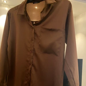 Skjorta från boohoo - Skjorta från boohoo. Knappt använd, i ett tunnare material. 