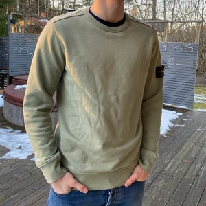 Stone Island tröja  - Stone Island sweather i färgen (ish) militärgrön (super fin färg). Väldigt bra skick, bortsett från en liten fläck i mitten som ni ser på sista bilden. Storlek L men passar även M.