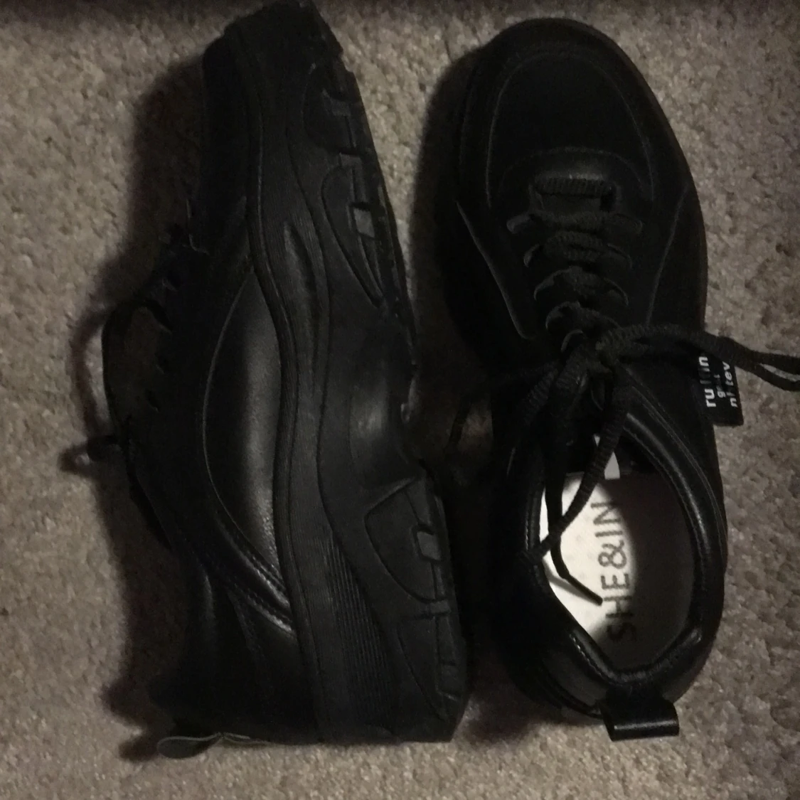 Ett par svarta skor från SHEIN  - 90