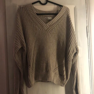 Stickad tröja  - Beige/ljusbrun stickad tröja från hollister, säljer då jag tröttnat på den. V-ringad, superskönt och mysig tröja utan märken eller utdragna trådar! 