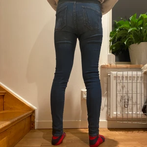 Gina Jeans storlek S - Jättesnygga jeans i blått storlek S dock är de lite för små för mig så de måste tyvärr säljas:( 150kr (exklusive frakt) kan hämtas i Uppsala annars frakt!! 