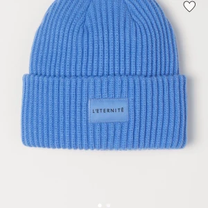 Blå ribbstickad mössa ifrån H&M, onesize  - Säljer denna mössan ifrån H&M då jag sällan använder den. På bilden från H&Ms hemsidan är texten svart men mössan jag säljer har vit text.💞 priset är 75kr inkl frakt 